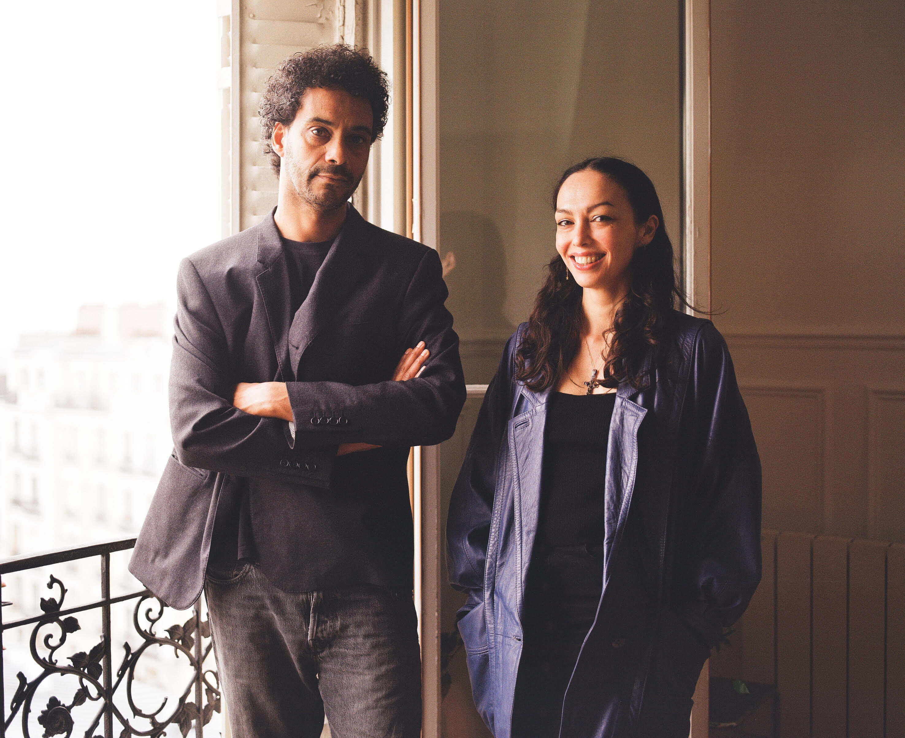 Jeff & Lolita près d'une fenètre